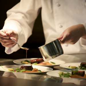 五感で感じるサービスクオリティを提供。プラッターサービスやフランベなど多彩な演出をご用意。シェフが丹精込めて作り上げた海や山の幸を瀬戸内の景色を臨みながらお楽しみください|ノートルダム広島/FIVESTAR WEDDINGの写真(55017774)