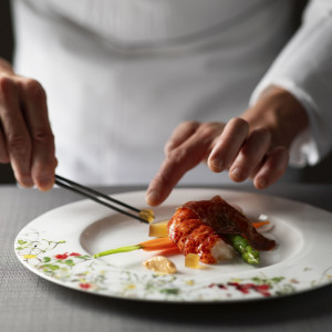 五感で感じるサービスクオリティを提供。プラッターサービスやフランベなど多彩な演出をご用意。シェフが丹精込めて作り上げた海や山の幸を瀬戸内の景色を臨みながらお楽しみください|ノートルダム広島/FIVESTAR WEDDINGの写真(55017743)