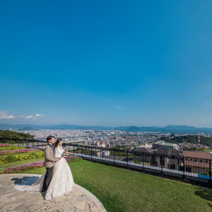 【The villa 2nd / ガーデン】非日常空間でのパーティの時間は、広島市街と瀬戸内海も一望できる特等席★景色を大切なゲストの方と共有し想い出に残るパーティーに。|ノートルダム広島/FIVESTAR WEDDINGの写真(55017757)