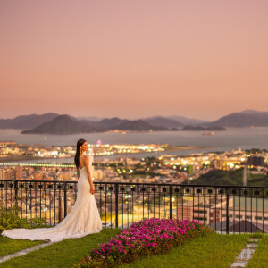 時間の移り変わりをゲスト共に感じて。広島市内に光が灯り始める夕景ウエディング。普段の景色が絶景にかわる非日常で溢れる特別な時間がノートルダム広島にはあります。ぜひご体感を|ノートルダム広島/FIVESTAR WEDDINGの写真(55017770)