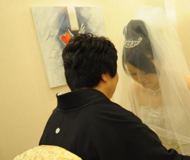 母から娘へと励ましの言葉をかける、ベールダウンの儀式