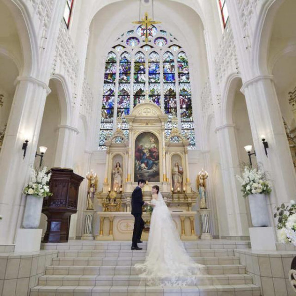 誰もが憧れる白亜の大聖堂・・・おふたりを際立たせる非日常空間で大切な誓いをゲストの前で立ててみて!!