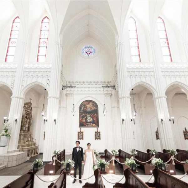 大聖堂の正面だけでなく、サイドでの写真も素敵な写真に!挙式風の写真も撮影できるから思い出の写真が残る