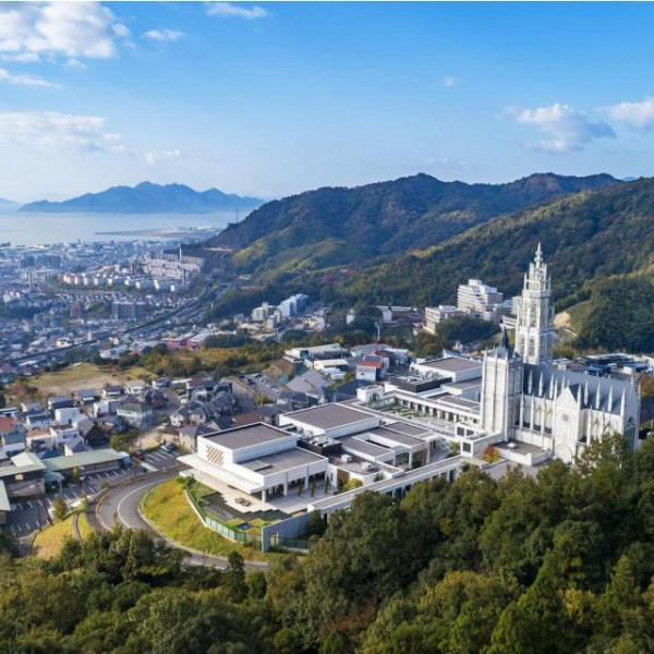 街中から見上げるとそびえ立つ大聖堂・・誰もが夢見た非日常空間で一生に一度の誓いを立てれば永遠の記念に