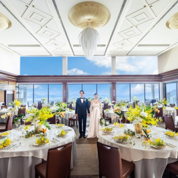 最大180名収容可能な会場もご用意！8000坪の敷地だからこそ大人数でも全員に満足いただける結婚式を