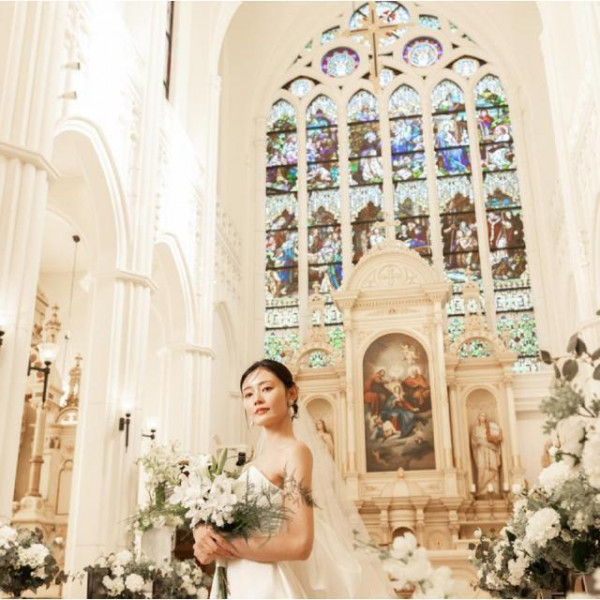 ヨーロッパから直接仕入れたステンドグラスをバックに誓いを立てる瞬間は思い出に残ること間違いなし!!!