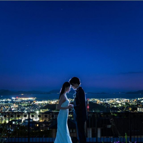 夜景をバックにノートルダム広島だからこそのワンカットもおススメ!街灯りとおふたりの写真は誰もが感動!