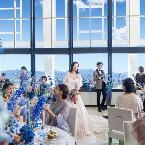 ご家族・ご親族様中心の結婚式も大人気！会場からの景色も楽しみながら大切な家族への感謝を伝えてみて！！