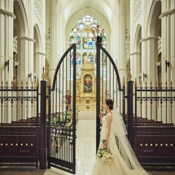 花嫁憧れの大聖堂で感動挙式！ステンドグラス×生演奏がおりなす挙式はゲストの思い出に残る事間違いなし！