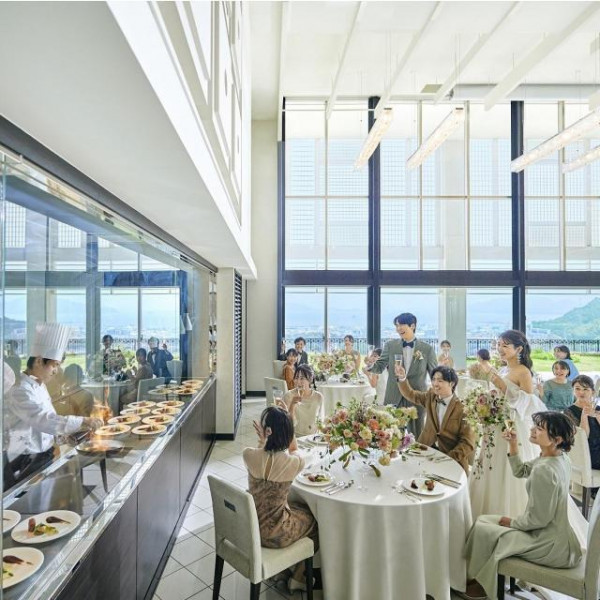 会場併設のオープンキッチンで料理がより美味しく感じる演出を♪大切なゲストへおもてなしを体験してみて!