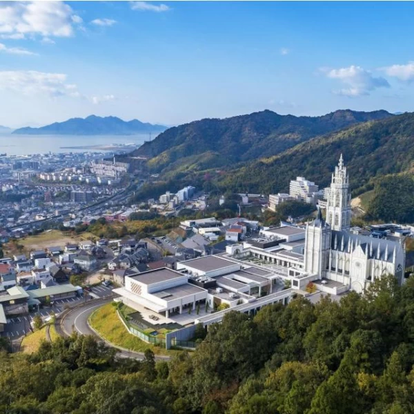 街中から見上げるとそびえ立つ大聖堂・・誰もが夢見た非日常空間で一生に一度の誓いを立てれば永遠の記念に