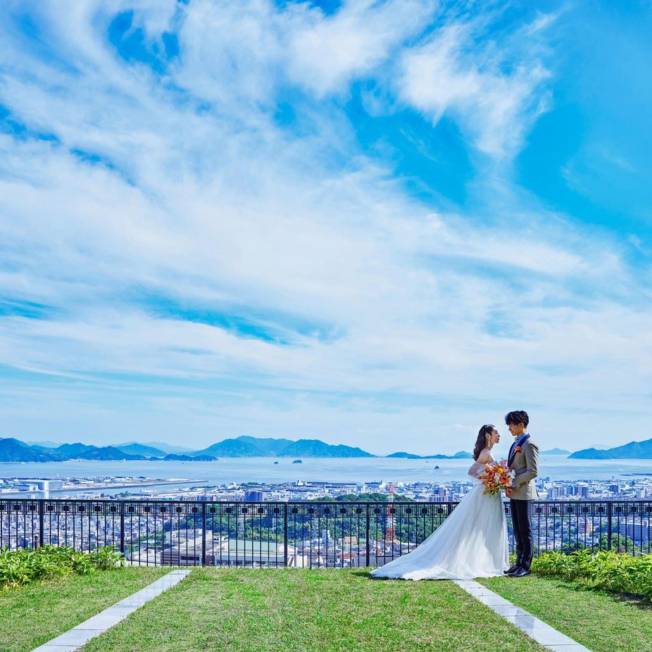 貸切感を味わえる会場は、どれも瀬戸内海を背景にした広島の街並みを一望できるオーシャンビュー。|ノートルダム広島/FIVESTAR WEDDINGの写真(60265402)