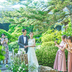 ラウンジ、チャペル、披露宴会場のすべてに繋がる庭園では、自由な進行が叶う|三瀧荘の写真(46660246)