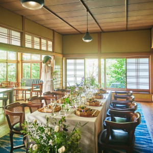 少人数個室の「楓の間」は5~20 名まで着席可能。お部屋から庭園も眺めながら三瀧荘のお料理も愉しめる|三瀧荘の写真(56614208)