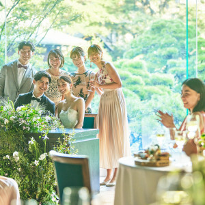 気軽に集まれるメインテーブルはどの角度からも素敵な写真に|三瀧荘の写真(46659955)