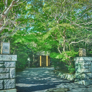 凛とした門構えが静かに迎える、落ち着きと上質さに満ちた時間を|三瀧荘の写真(56619819)