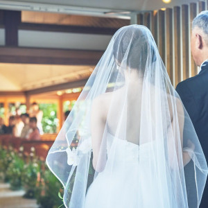 光が降り注ぐ扉口では、ベールを纏うご新婦様の輝く姿を迎える|三瀧荘の写真(56616256)