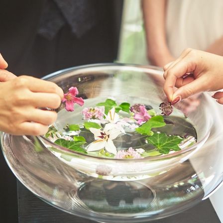 「水合わせの儀」では季節のお花や素敵な花言葉を添えるのもおすすめ|三瀧荘の写真(56616255)