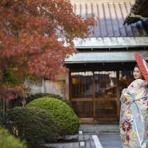 門の向こう側には四季折々の豊かな色彩を持つ風情溢れた日本庭園。|THE GARDEN DINING 弓絃葉（ザ・ガーデンダイニング ユズルハ）の写真(18836570)