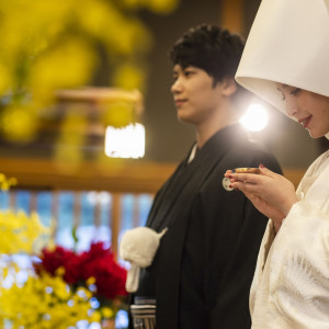 日本の正統な婚礼文化を踏襲しモダンで本格的な神前挙式が叶う。|THE GARDEN DINING 弓絃葉（ザ・ガーデンダイニング ユズルハ）の写真(33386932)