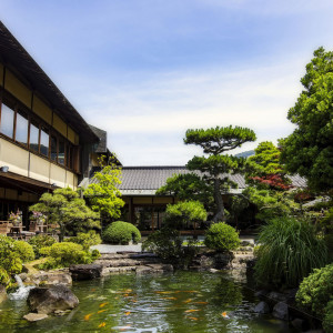 屋島を望み、湖水あり、森あり、花ありの枯山水。|THE GARDEN DINING 弓絃葉（ザ・ガーデンダイニング ユズルハ）の写真(18835851)