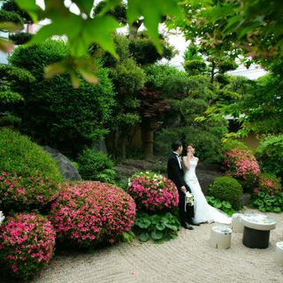 北九州屈指の日本庭園を誇る。季節ごとに彩る花が美しい。庭園を使用した入場シーンは心に残る。