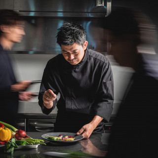 シェフ穴井の五感を刺激する創作フレンチ
地元の食材を活かし、香りや音を通じて五感を魅了する