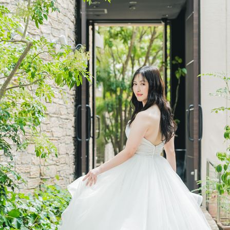 緑に導かれるアプローチが、非日常へと心を切り替える|MARRYGOLD KURUME(マリーゴールド久留米)の写真(59604776)