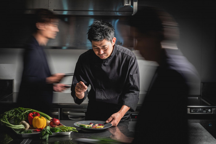 シェフ穴井の五感を刺激する創作フレンチ
地元の食材を活かし、香りや音を通じて五感を魅了する
