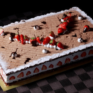 ショコラ・ブラン  表面はサクサク、中はしっとり。ホワイトチョコの生クリームとフレッシュイチゴのほのかな甘酸っぱさが調和したケーキ。|アルカーサルアヴィオの写真(261982)