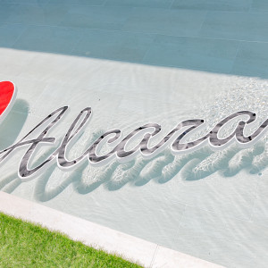 プールにロゴを浮かべて記念撮影☆
アルカーサルビエントスではガーデンにプールも併設されている為、水を使用した演出も楽しめる♡|アルカーサルビエントス ～ Alcazar Vientos ～の写真(13033274)