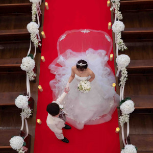 真っ赤なバージンロードに真っ白なウェディングドレスが映える|ベルブランシェ・プチ(旧ベルブランシェ山形)(ベルヴィグループ)の写真(51252151)