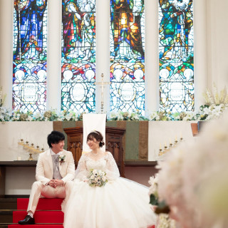 真っ赤なバージンロード×煌めくステンドグラス 圧倒的なチャペルフォト