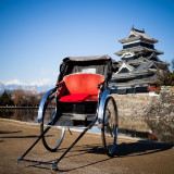 歩いてすぐに国宝松本城