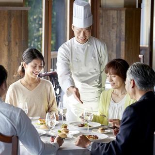 パーティ会場にオープンキッチンを併設