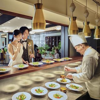 会場内のオープンキッチンからは五感を刺激する料理の数々がゲストのもとへ