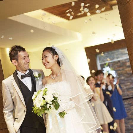 ゲストからフラワーシャワーの祝福を受けて、最高に幸せな気分|川原町倶楽部 ラ・ルーナピエーナ  〈エルフラットグループ〉の写真(1048920)