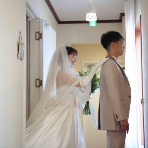 お互いにドレス姿・タキシード姿でのファーストミートはこれからの始まる結婚式の大切なシーン|シャトー文雅の写真(40105950)