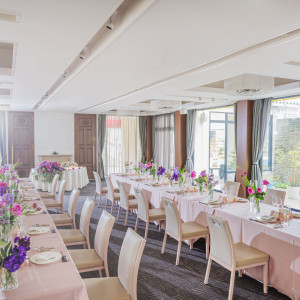 自然光が差し込む明るい雰囲気のサファイアホール。少人数でのアットホームな会場|シャトー文雅の写真(54761364)