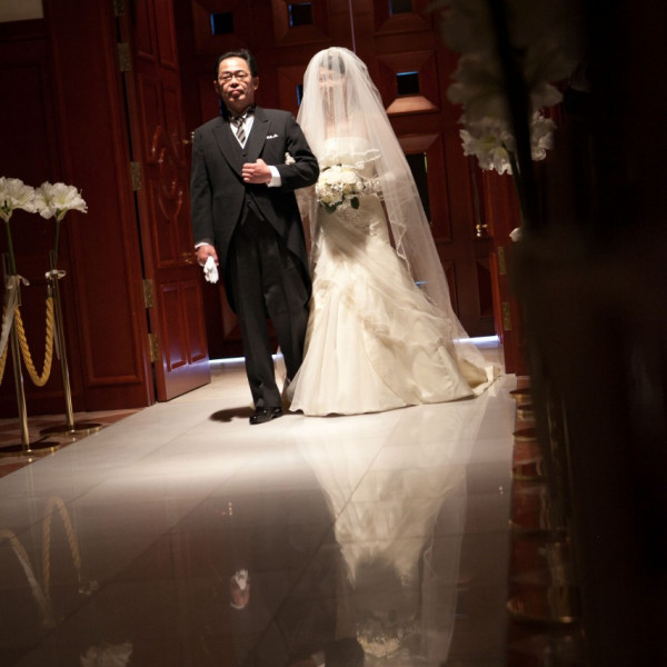 バージンロードは花嫁がこれまで歩んできた道を表していると言われています。入場のシーンでは5つの光がバージンロードに照らされて、花嫁からご家族へ感謝の気持ちを伝える時間|シャトー文雅の写真(301651)