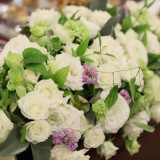 白い装花で爽やかなイメージに。