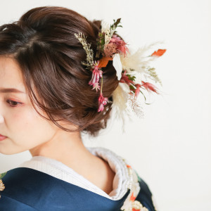 和装のヘアセットもかわいいお花と一緒にコーディネート|ララシャンス ベルアミー 福井の写真(21586845)