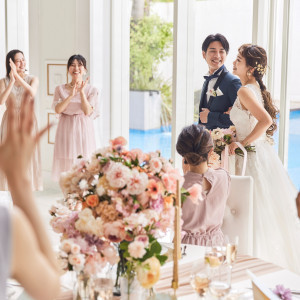 入場シーンは、 ゲストからの祝福に包まれる幸せな瞬間。|ララシャンス ベルアミー 福井の写真(32381375)