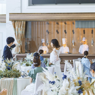 お肉料理はオープンキッチンからの焼ける香がたまりません！福井県産のお野菜を添えて…