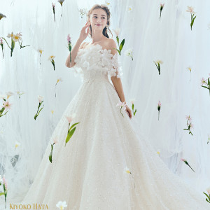 繊細な感性で花嫁の心を捉えるKIYOKO HATAのドレス|The Palm Garden（ザ・パームガーデン）   〈エルフラットグループ〉の写真(54811147)
