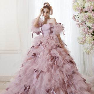 特別な日の花嫁を360度の美しさで包み込み華やかなドレス