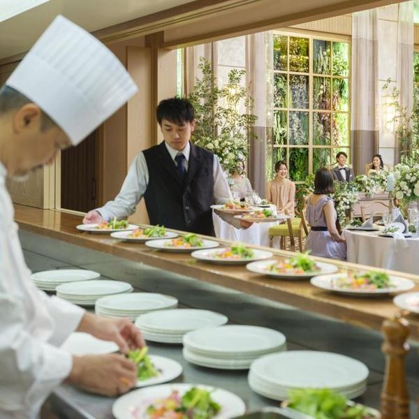 レストラン発祥の当会場のお料理はLIVE感満載のオープンキッチンから皆さまへお届けします♪