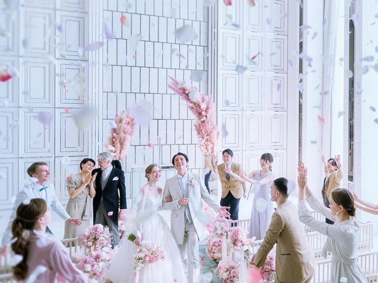 ナチュラル×フェミニンな大人可愛いパーティ会場で結婚式