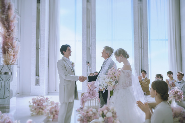 自然光溢れる華やかな挙式会場で親しいゲストとの距離の近い結婚式は一生の想い出に*