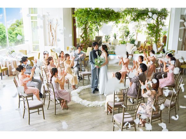 THE CLASSICA BAY RESORT （ザ クラシカ ベイリゾート）の【GARDEN CHAPEL】ゲストに囲まれるガーデンチャペルの写真（7枚目）